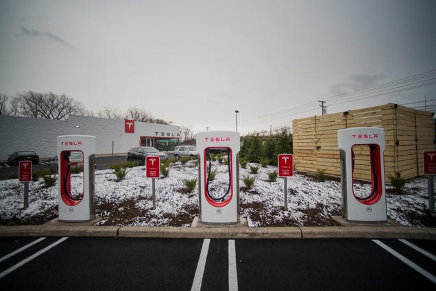 Quartz: Tesla chargers booted off the New Jersey Turnpike — and Musk cries ‘corruption’