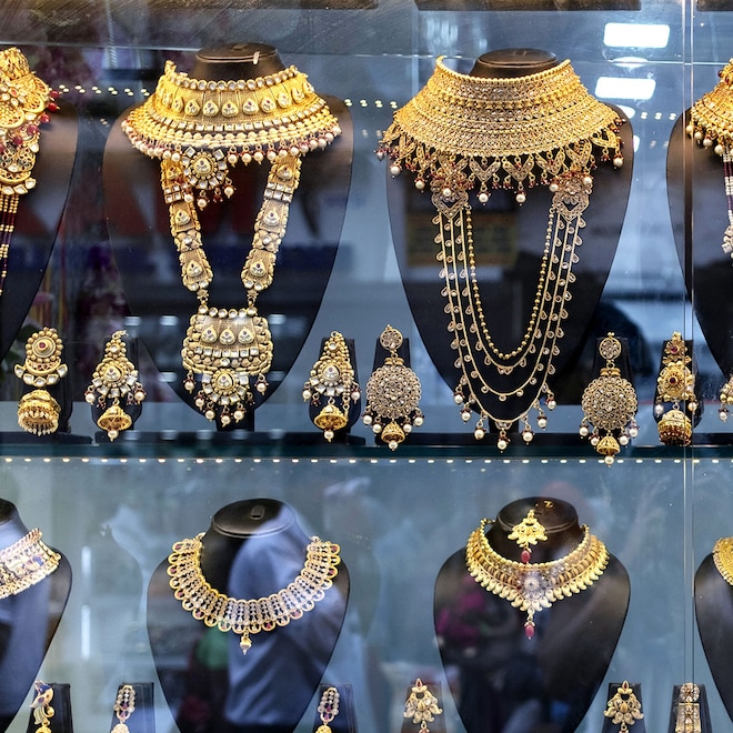 E! Online (US) - Top Stories: 7 Men Charged in $100 Million Jewelry Heist, Largest in U.S. History