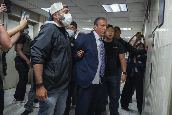 Daily Kos: Trump goons arrest another politician, laws be damned